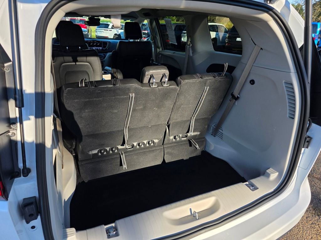 Used 2024 Chrysler Pacifica Touring-L FWD image 22