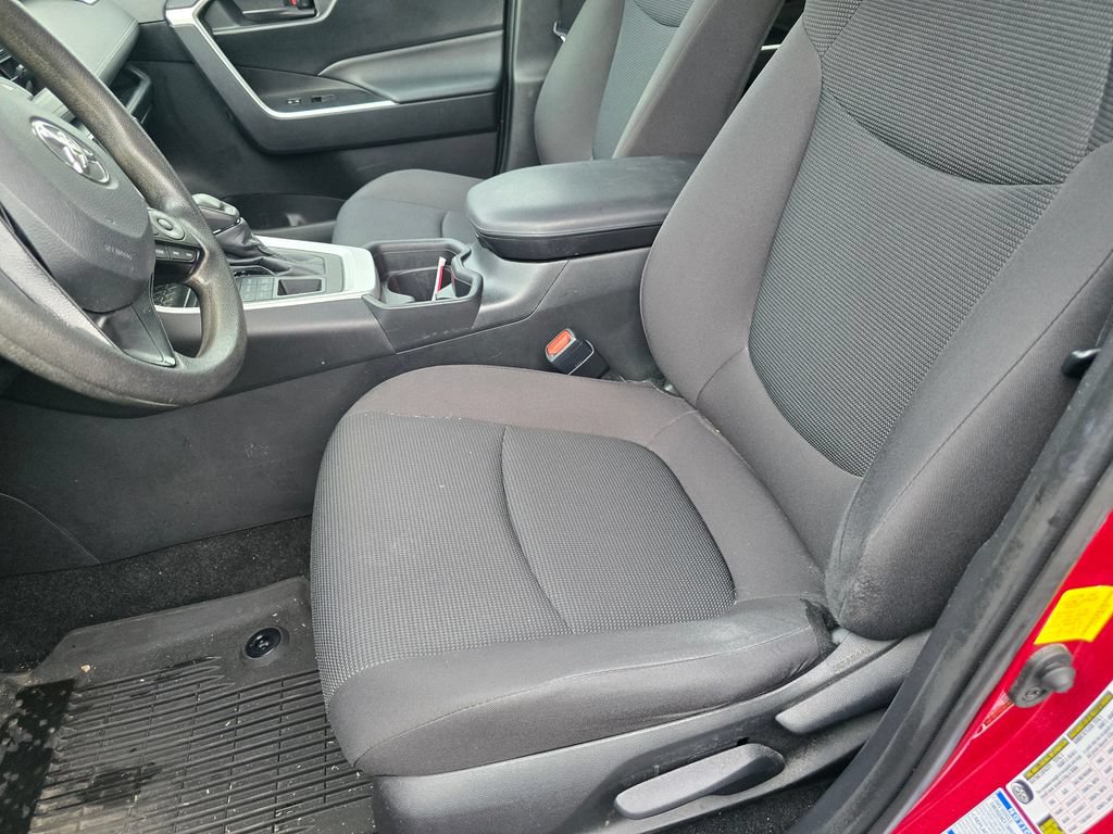 Used 2021 Toyota RAV4 LE AWD/4WD image 16