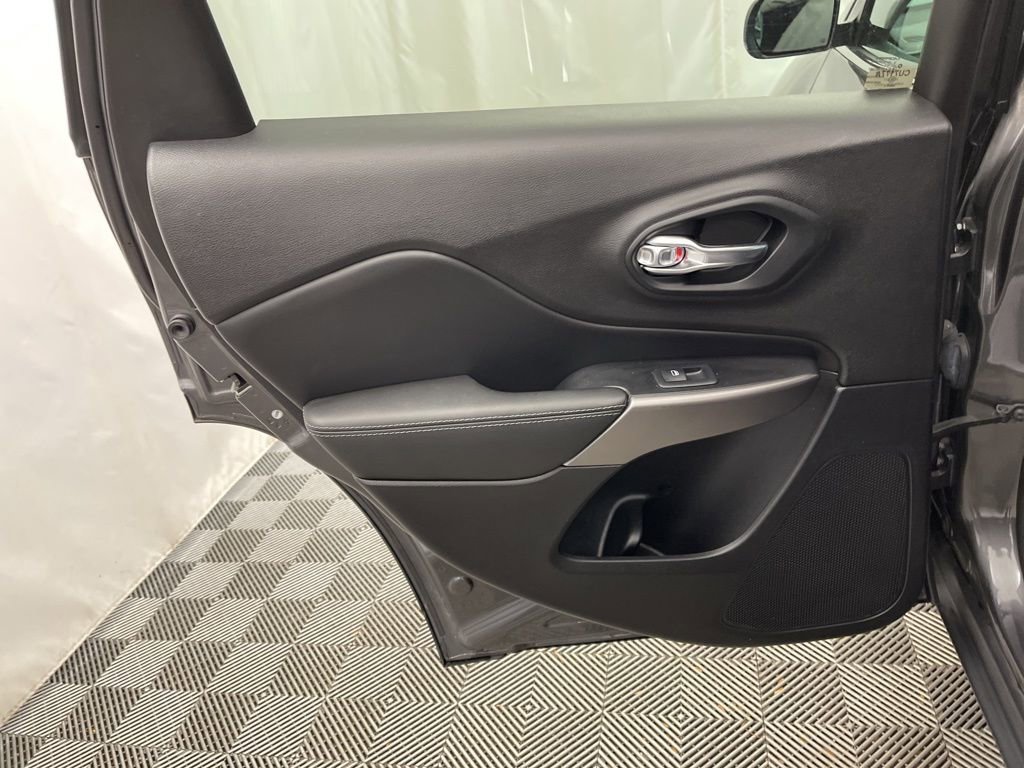 Used 2021 Jeep Cherokee Latitude Lux w/ Comfort/Convenience Group image 33