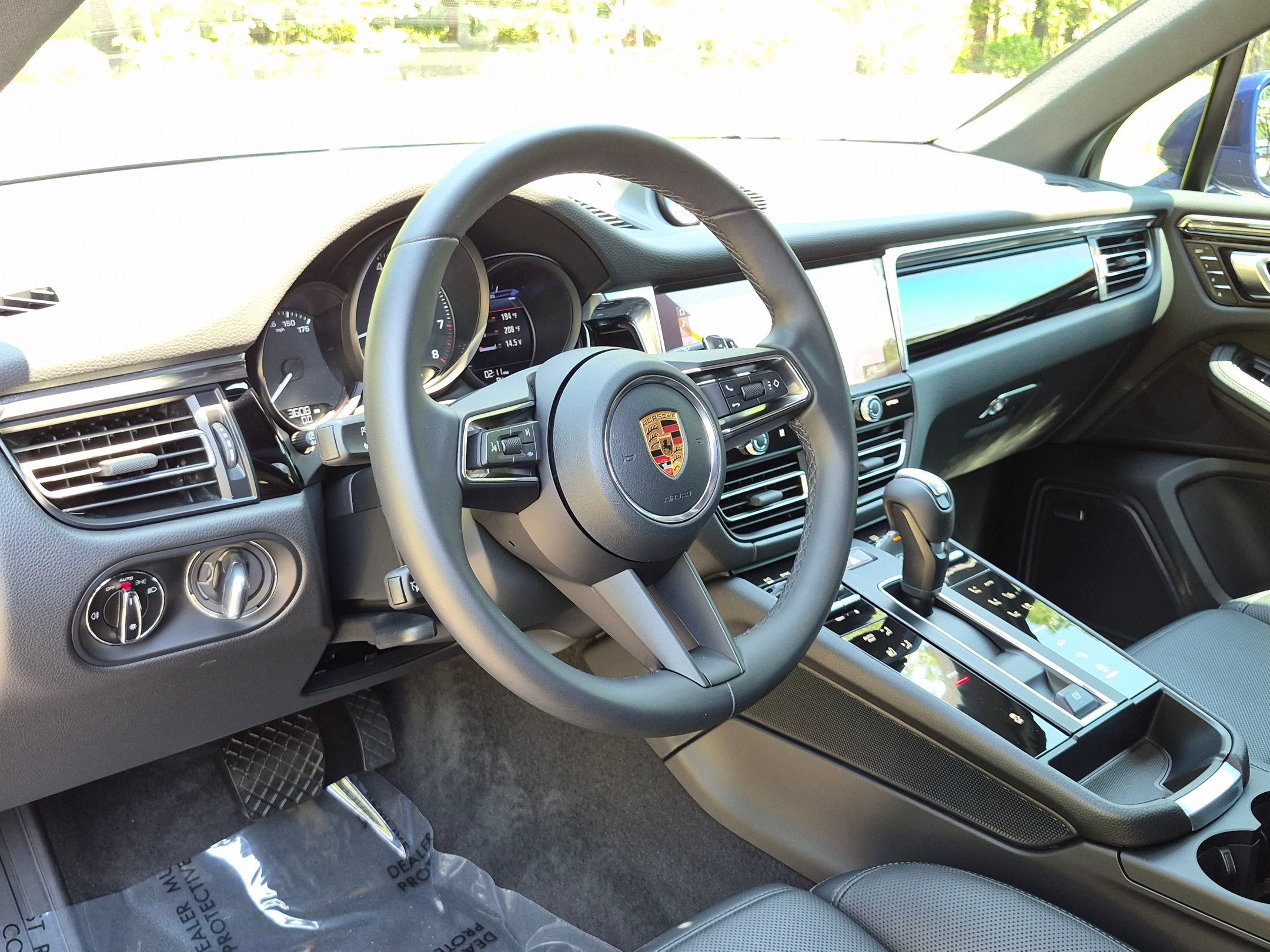 Certified 2026 Porsche Macan AWD/4WD image 4