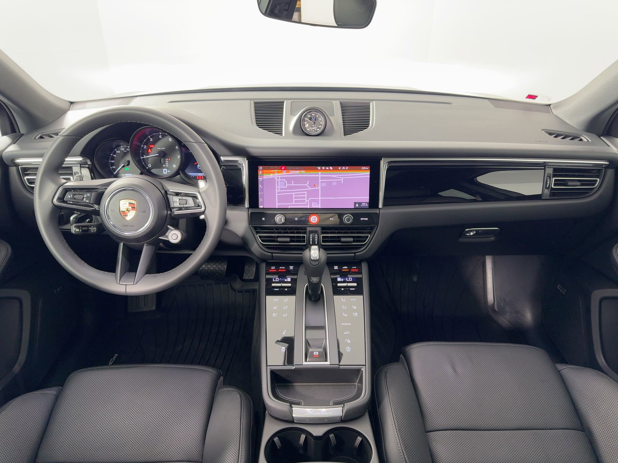 Used 2025 Porsche Macan AWD/4WD image 17