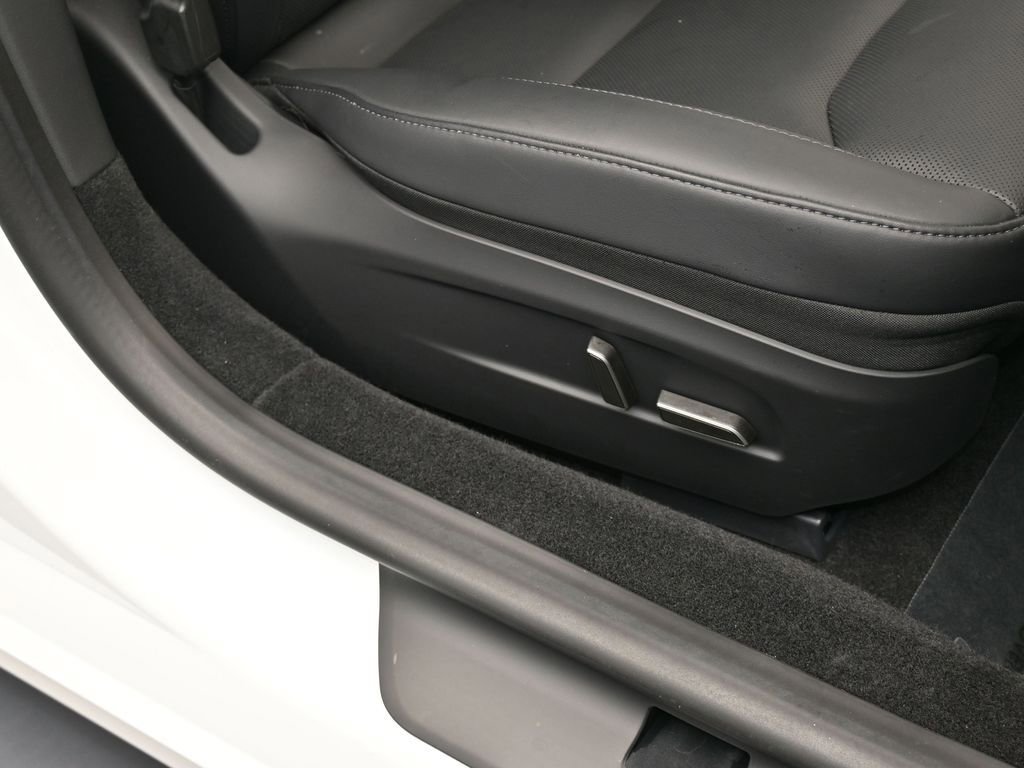 Used 2024 Tesla Model 3 Standard Range image 39