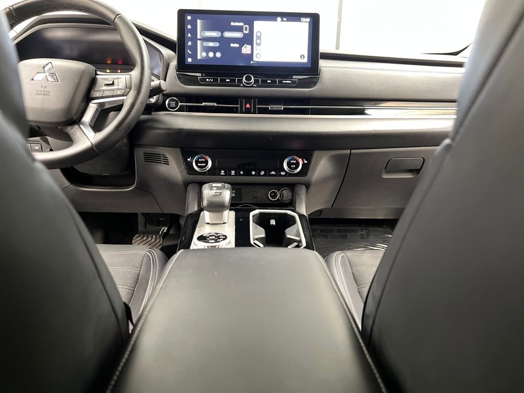 Used 2025 Mitsubishi Outlander SE image 39