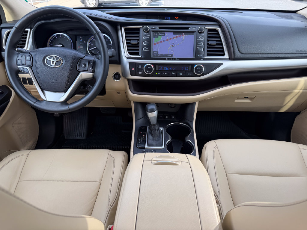 Used 2016 Toyota Highlander XLE AWD/4WD image 2