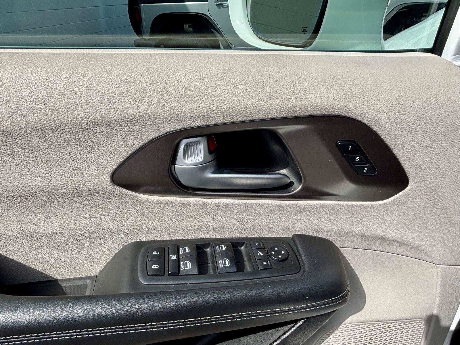 Used 2018 Chrysler Pacifica Limited FWD image 26