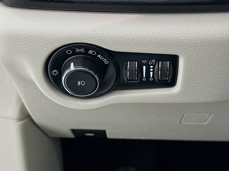 Used 2023 Chrysler Pacifica Touring-L image 10