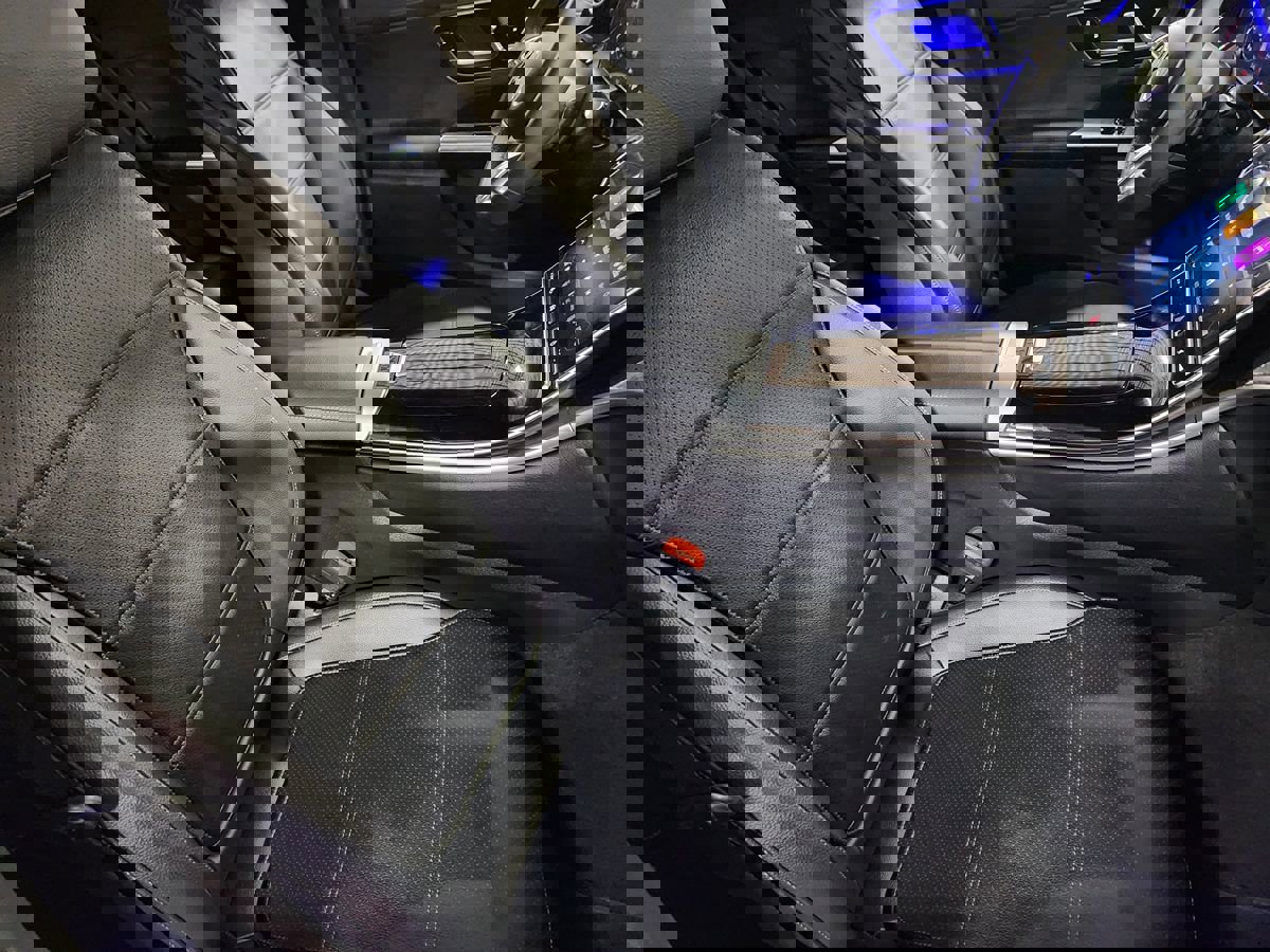 Used 2025 Mercedes-Benz GLC 300 4MATIC image 32