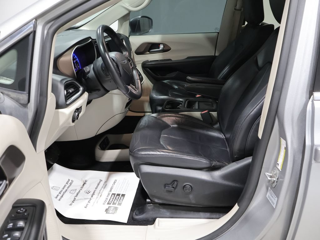 Used 2017 Chrysler Pacifica Touring-L w/ Tire & Wheel Group FWD image 9
