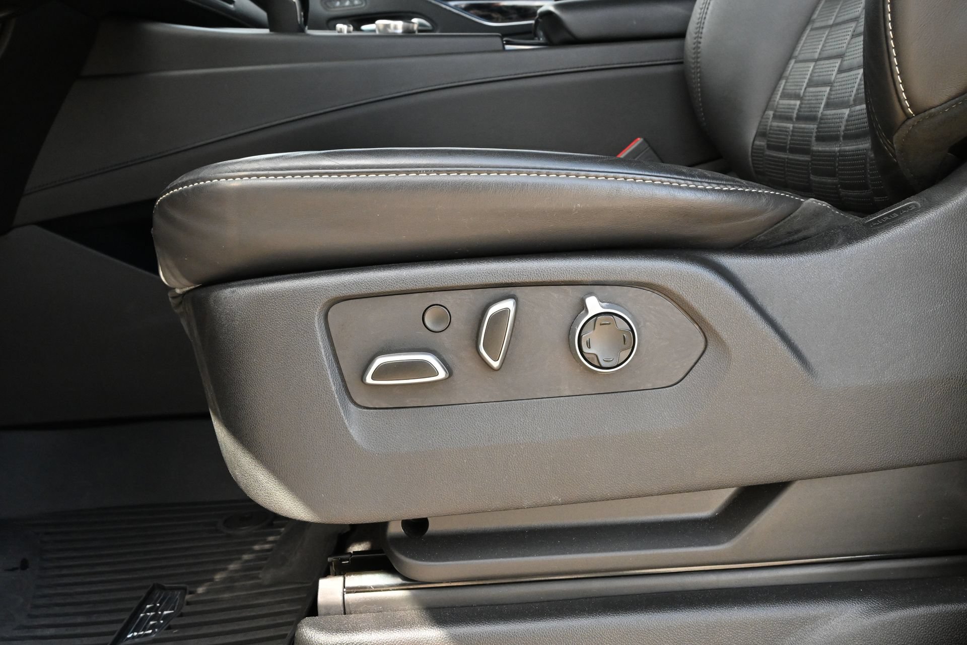 Used 2023 Cadillac Escalade V AWD/4WD image 17