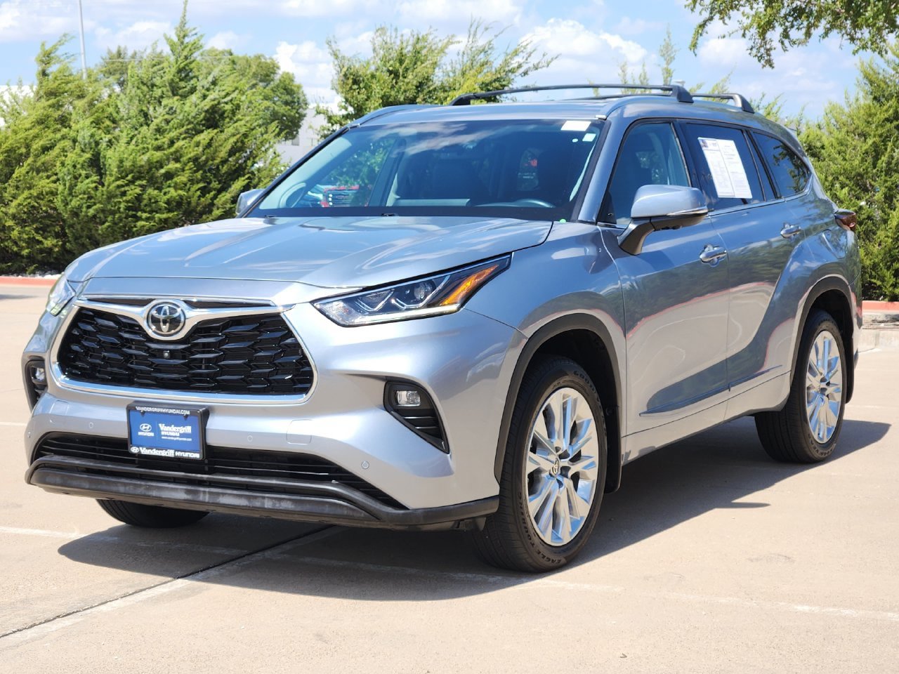 Used 2024 Toyota Highlander Limited FWD image 2