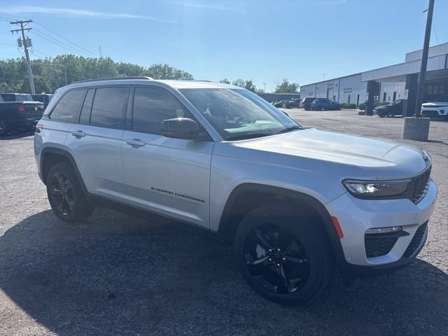 Used 2023 Jeep Grand Cherokee Limited w/ Luxury Tech Group II AWD/4WD image 7
