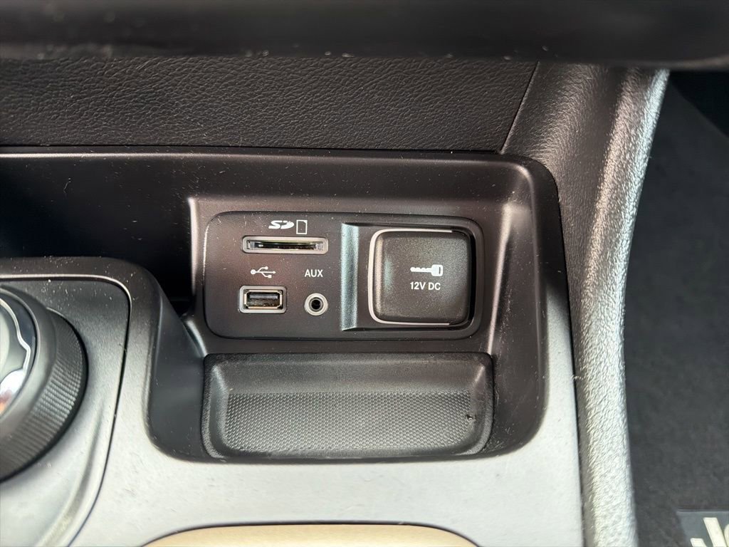 Used 2016 Jeep Cherokee Limited AWD/4WD image 38