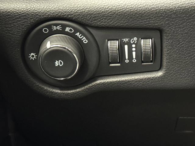 Used 2024 Chrysler Pacifica Select image 24
