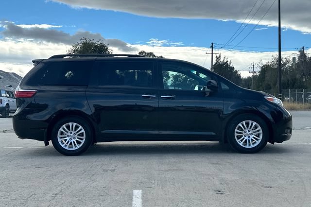 Used 2017 Toyota Sienna XLE w/ XLE Navigation Package FWD image 3