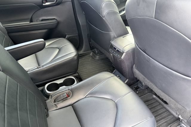 Used 2023 Toyota Highlander XLE FWD image 16