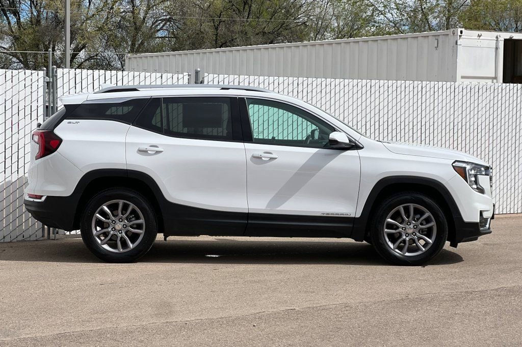 Used 2024 GMC Terrain SLT AWD/4WD image 3