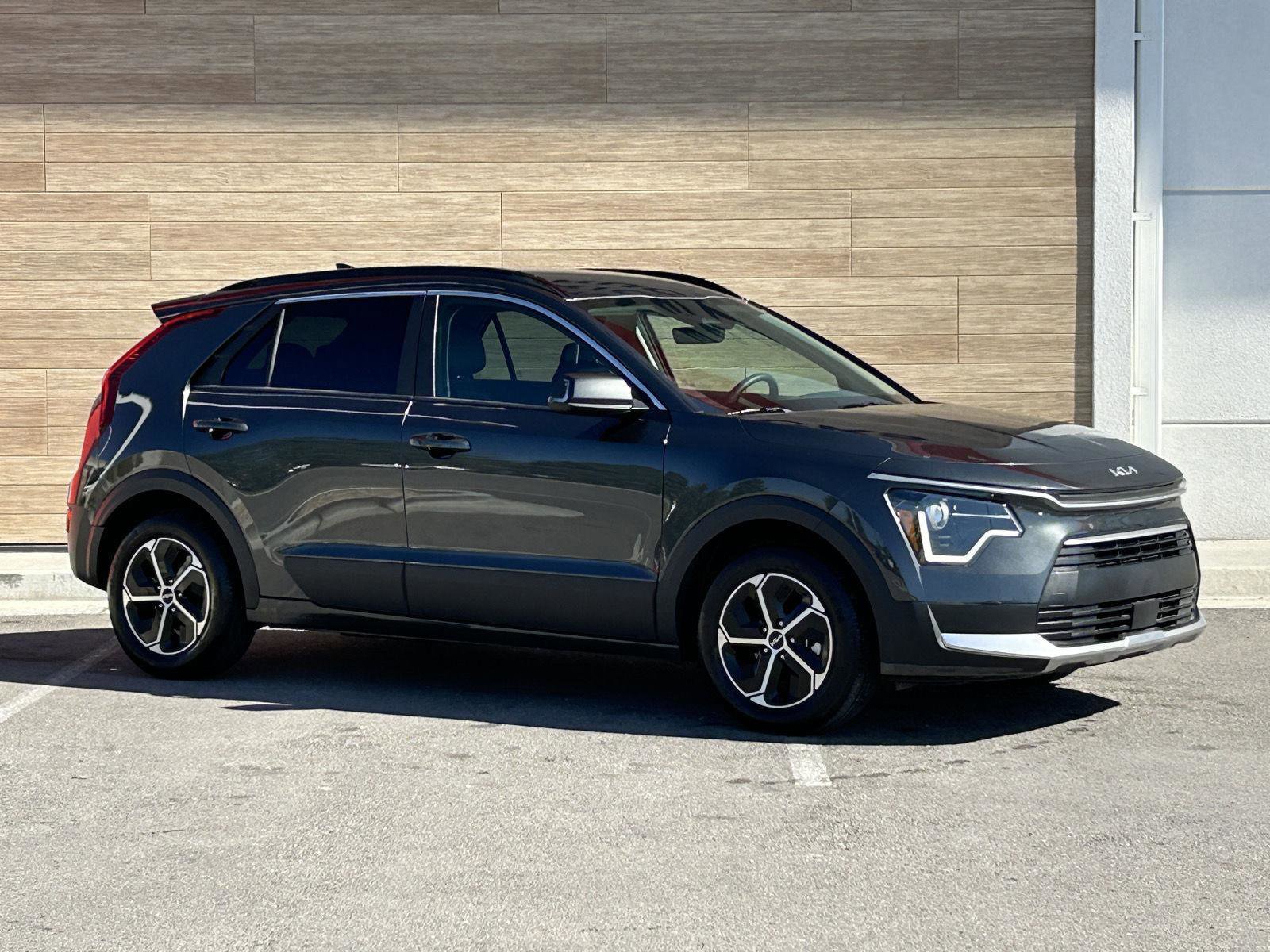 Used 2025 Kia Niro EX image 11