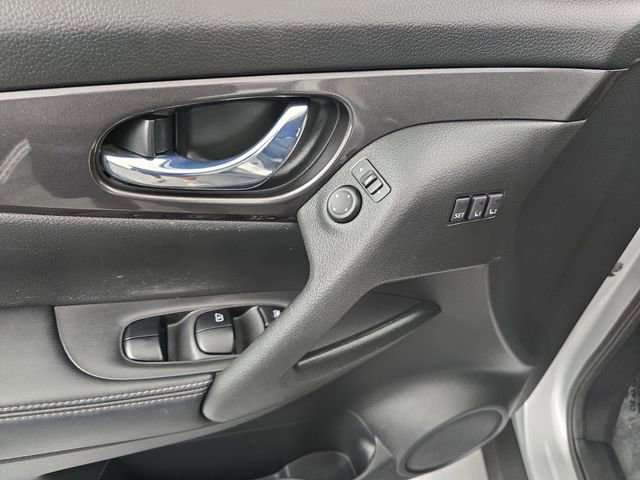 Used 2019 Nissan Rogue SV w/ Sun & Sound Touring Package image 25