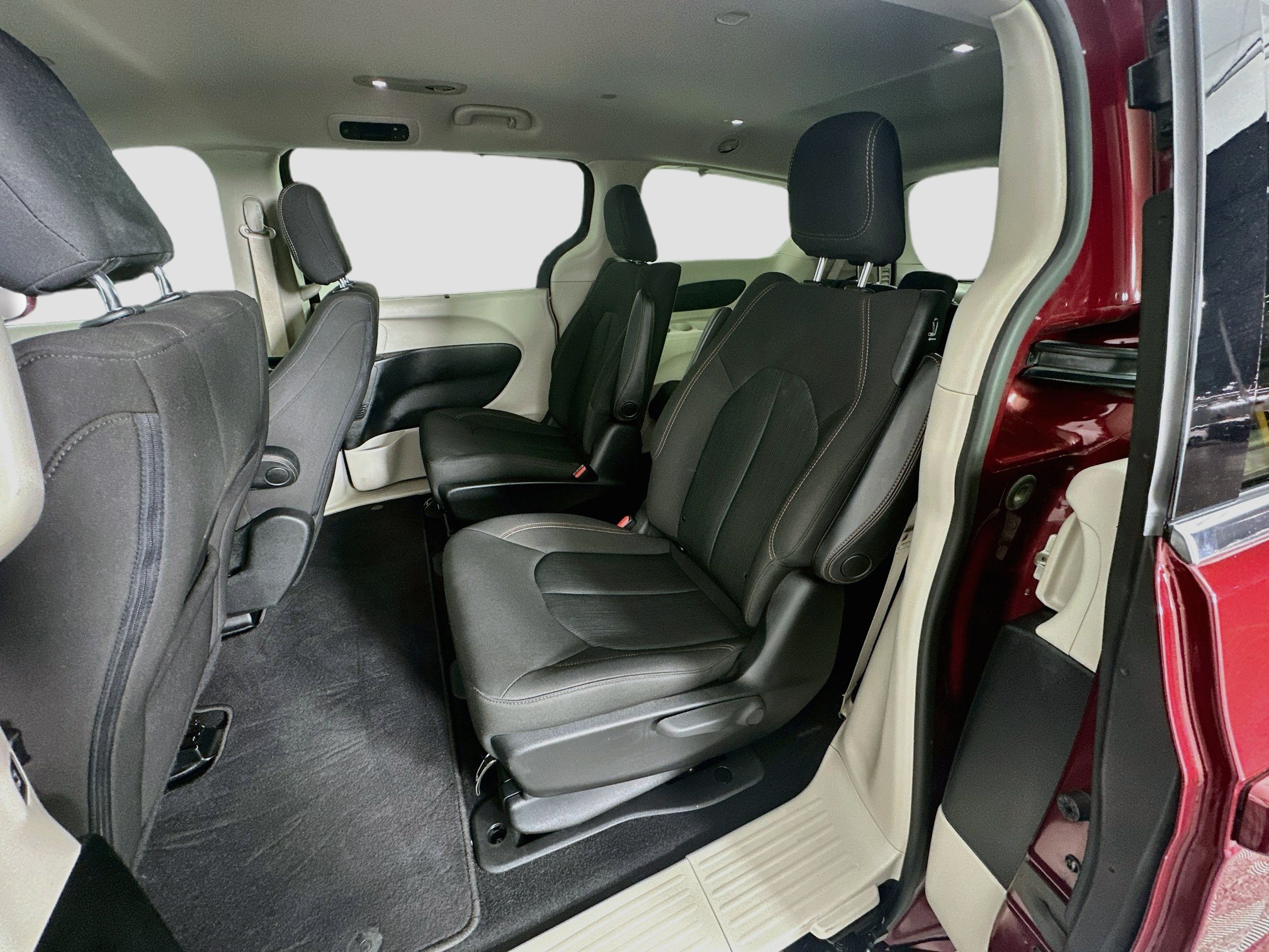 Used 2020 Chrysler Pacifica Touring FWD image 29
