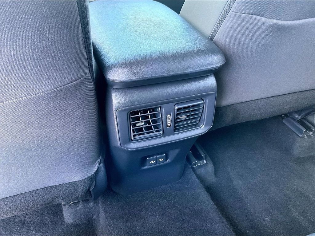 Used 2025 Toyota RAV4 XLE AWD/4WD image 28
