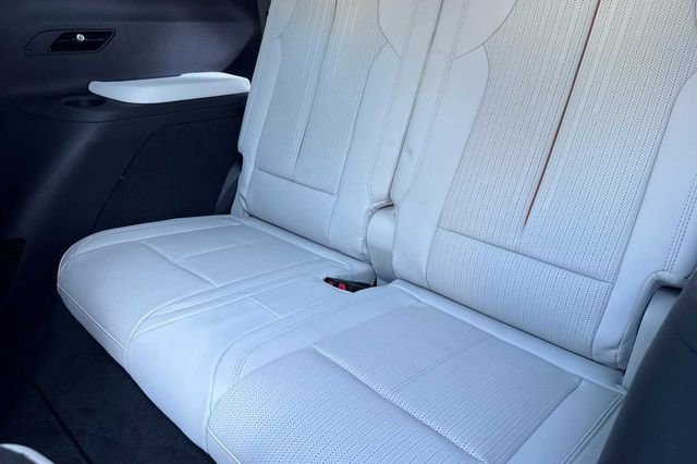 New 2026 Cadillac Vistiq Sport w/ LPO, Floor Liner Package image 15