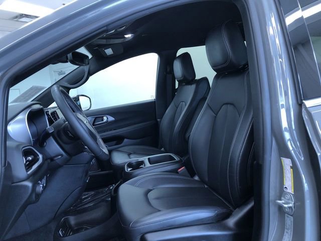 Used 2025 Chrysler Pacifica Select FWD image 18