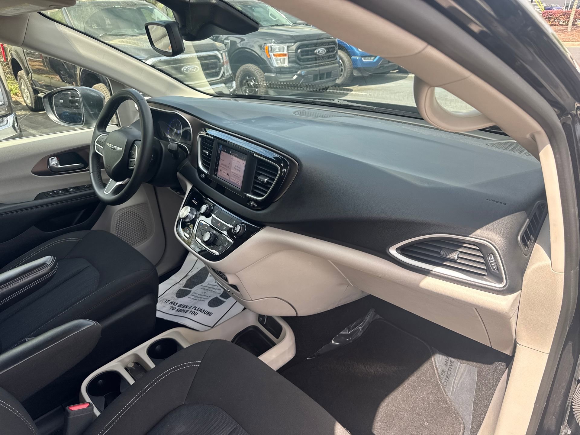 Used 2023 Chrysler Voyager LX image 13