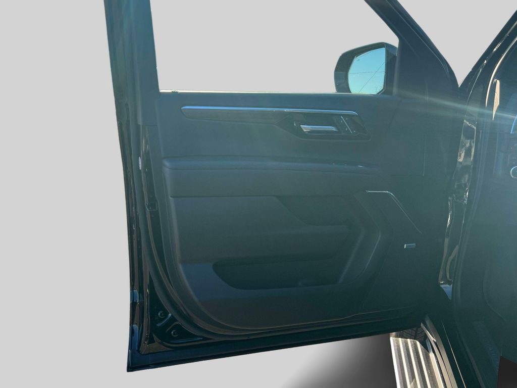 Used 2025 Chevrolet Tahoe High Country image 16