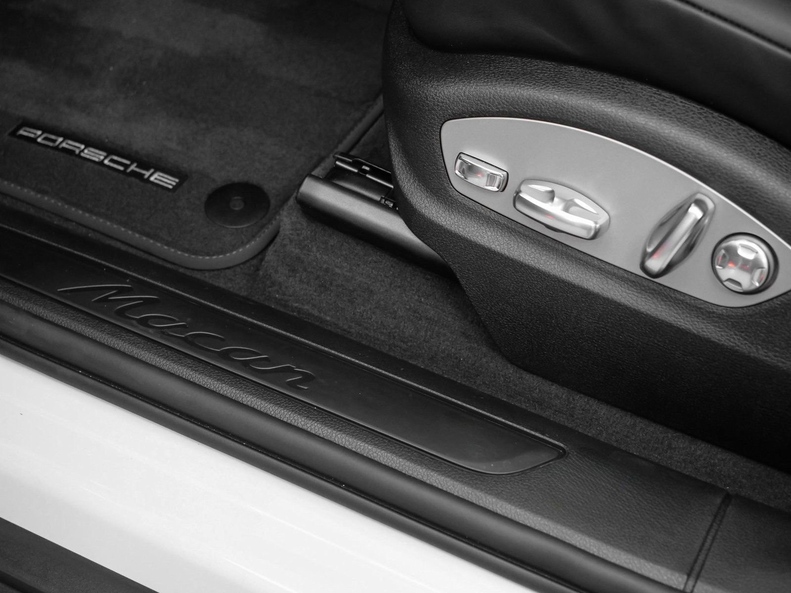 Certified 2025 Porsche Macan image 25