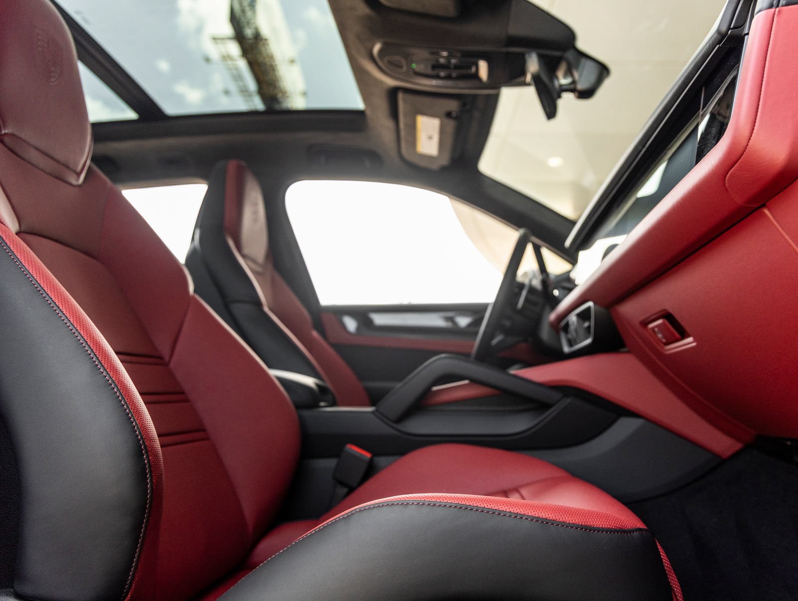 Certified 2025 Porsche Cayenne GTS AWD/4WD image 40