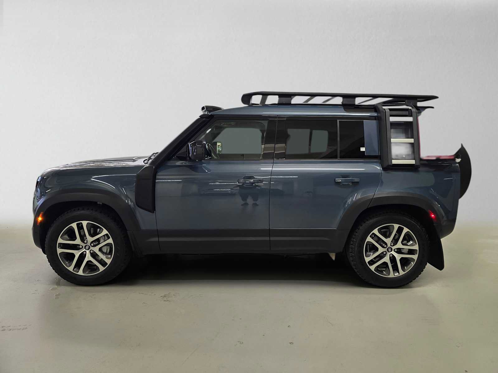Used 2020 Land Rover Defender 110 HSE AWD/4WD image 2