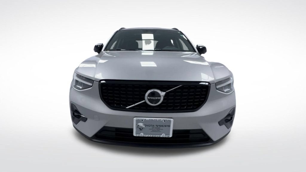 Used 2025 Volvo XC40 B5 Plus AWD/4WD image 3
