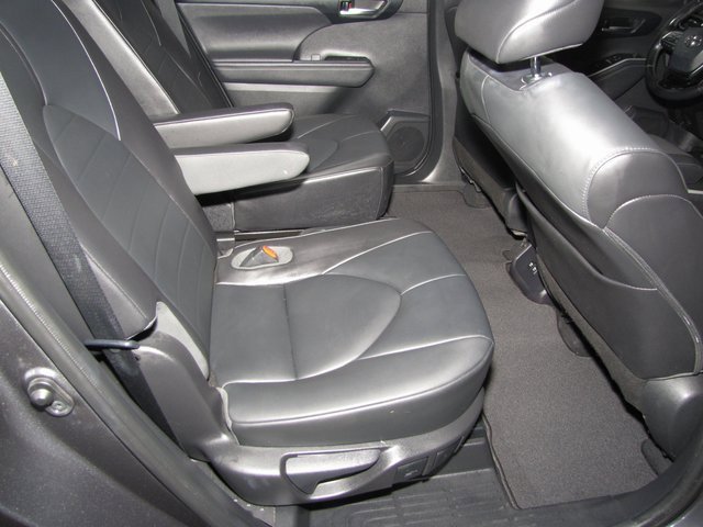 Used 2021 Toyota Highlander XLE image 20