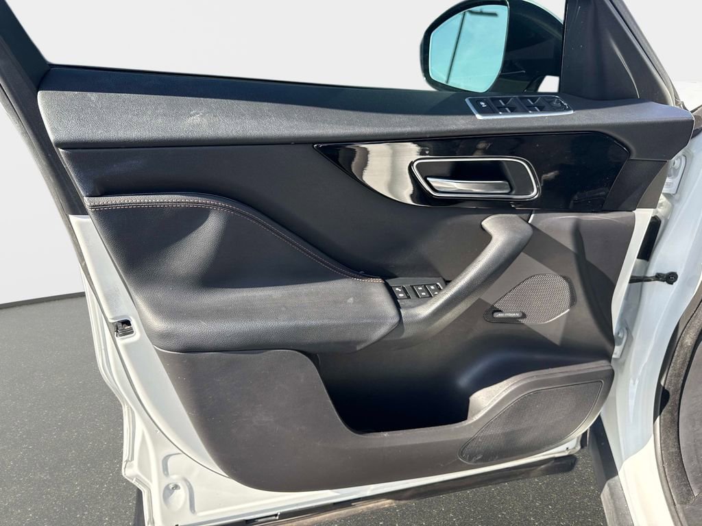 Used 2019 Jaguar F-PACE Prestige image 17