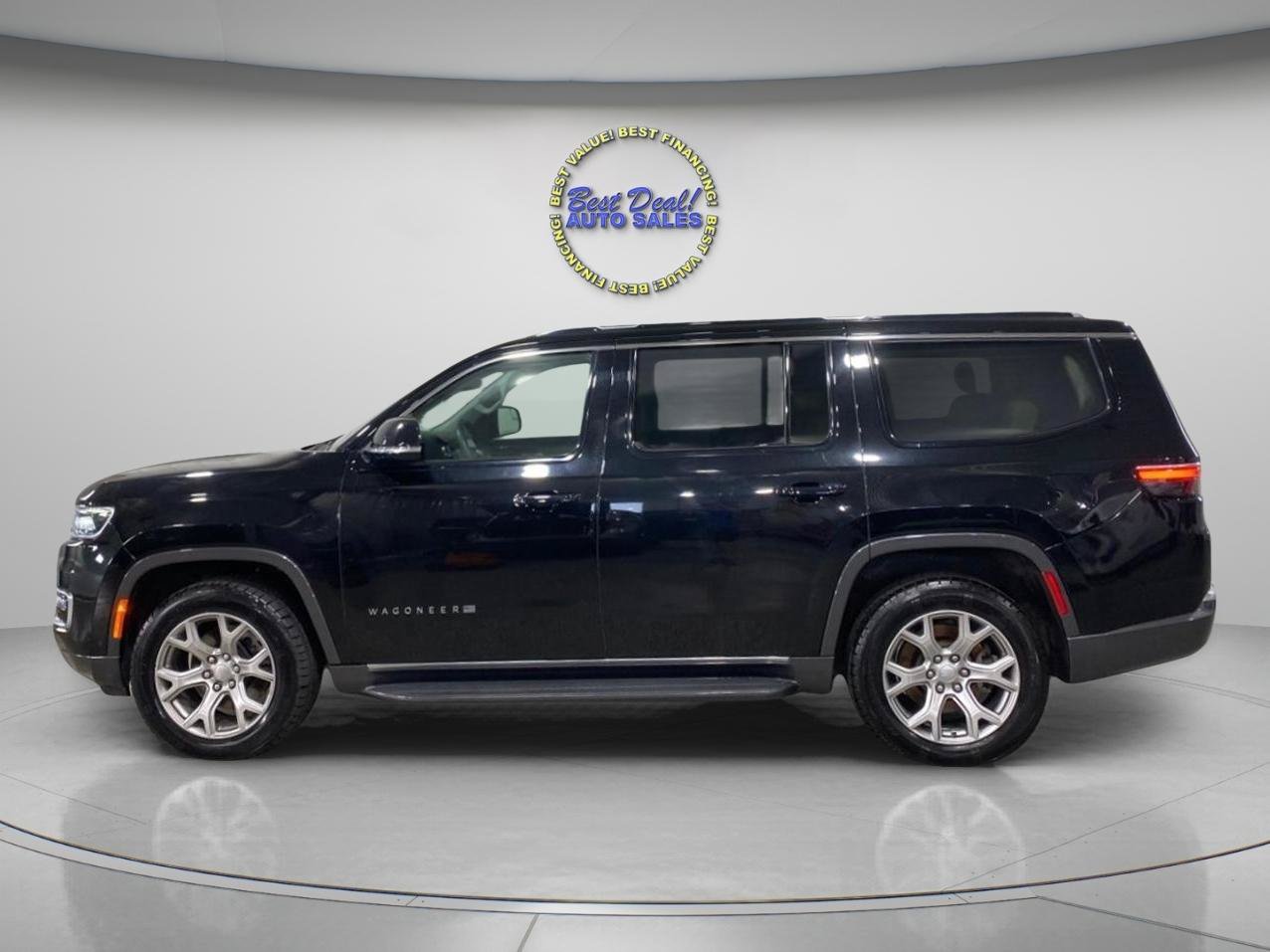 Used 2022 Jeep Wagoneer Series I w/ Premium Group I AWD/4WD image 2