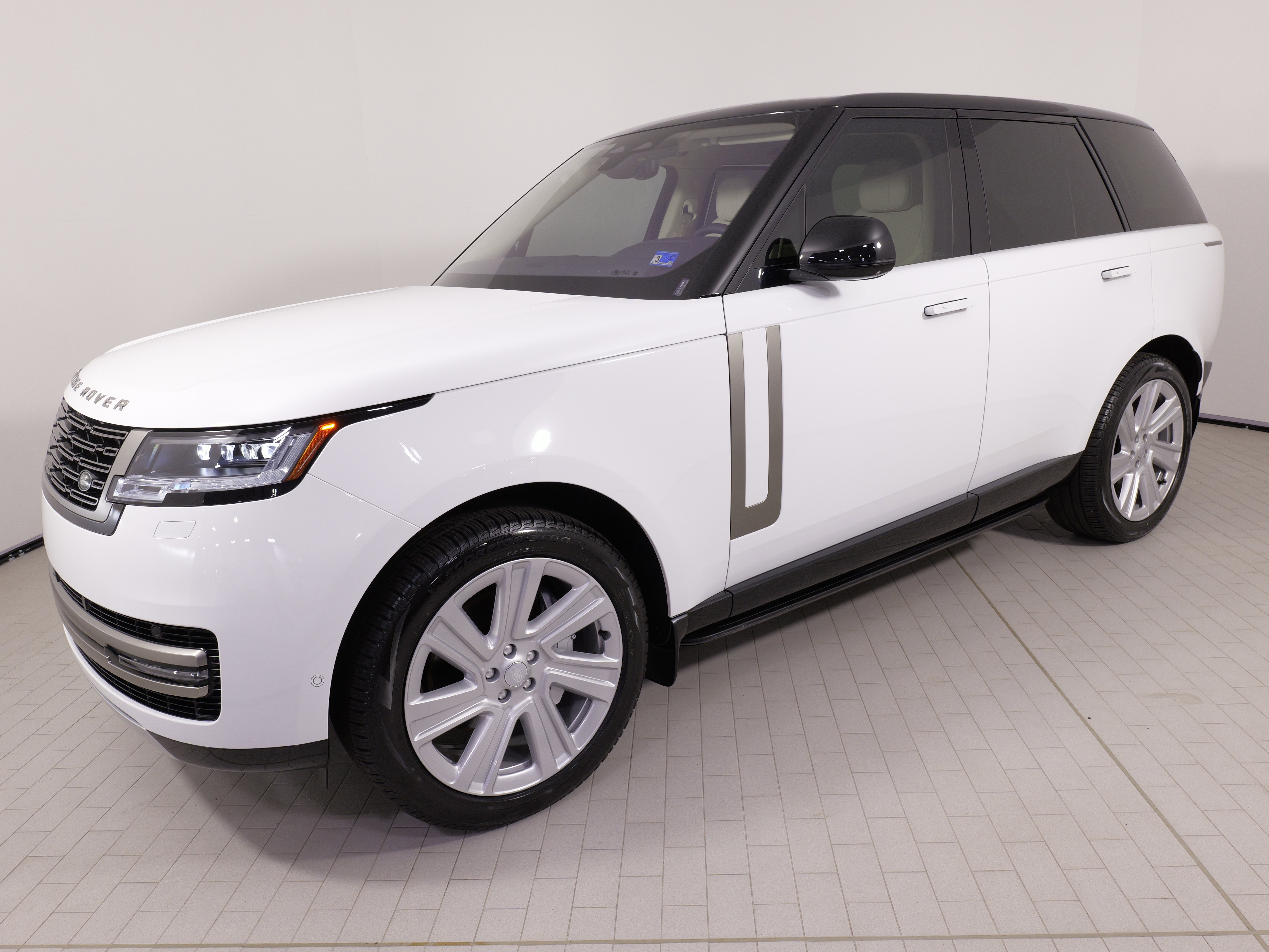 Used 2023 Land Rover Range Rover SE image 1