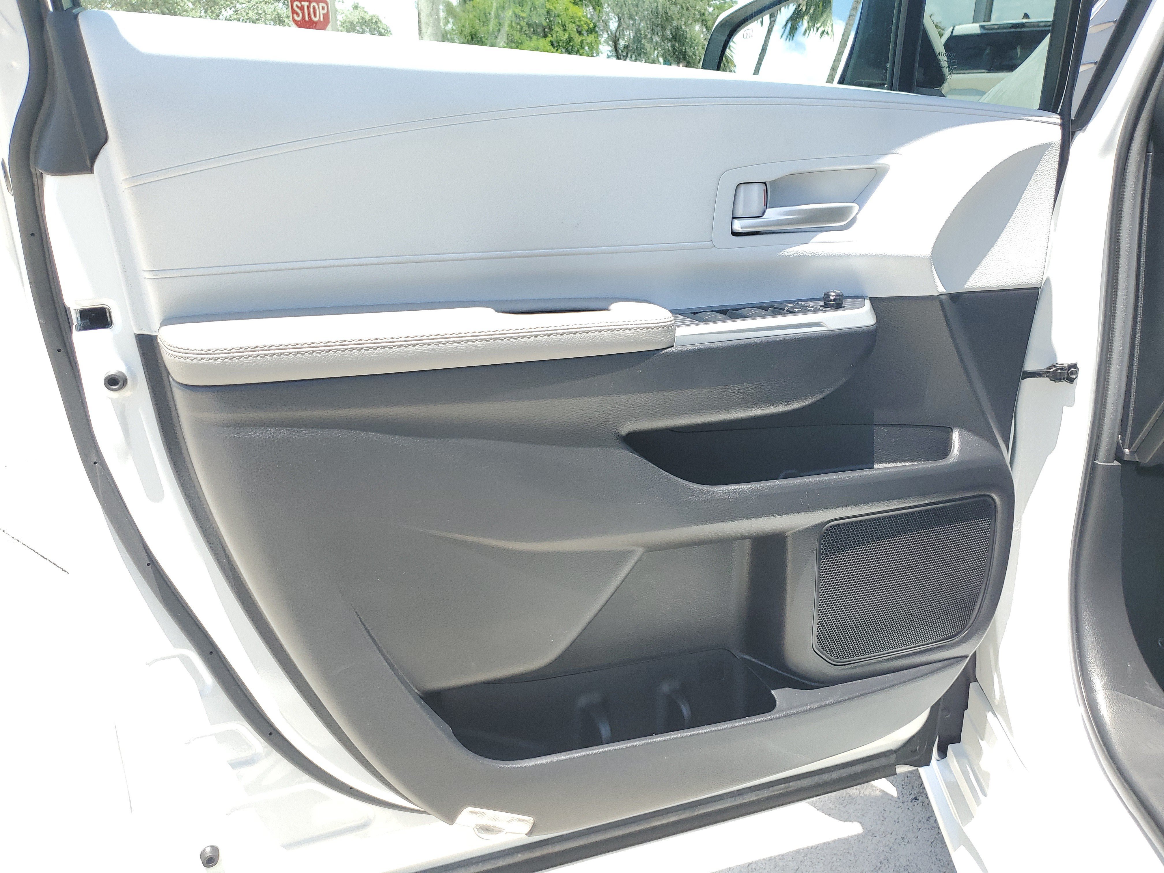 Certified 2025 Toyota Sienna XLE FWD image 22