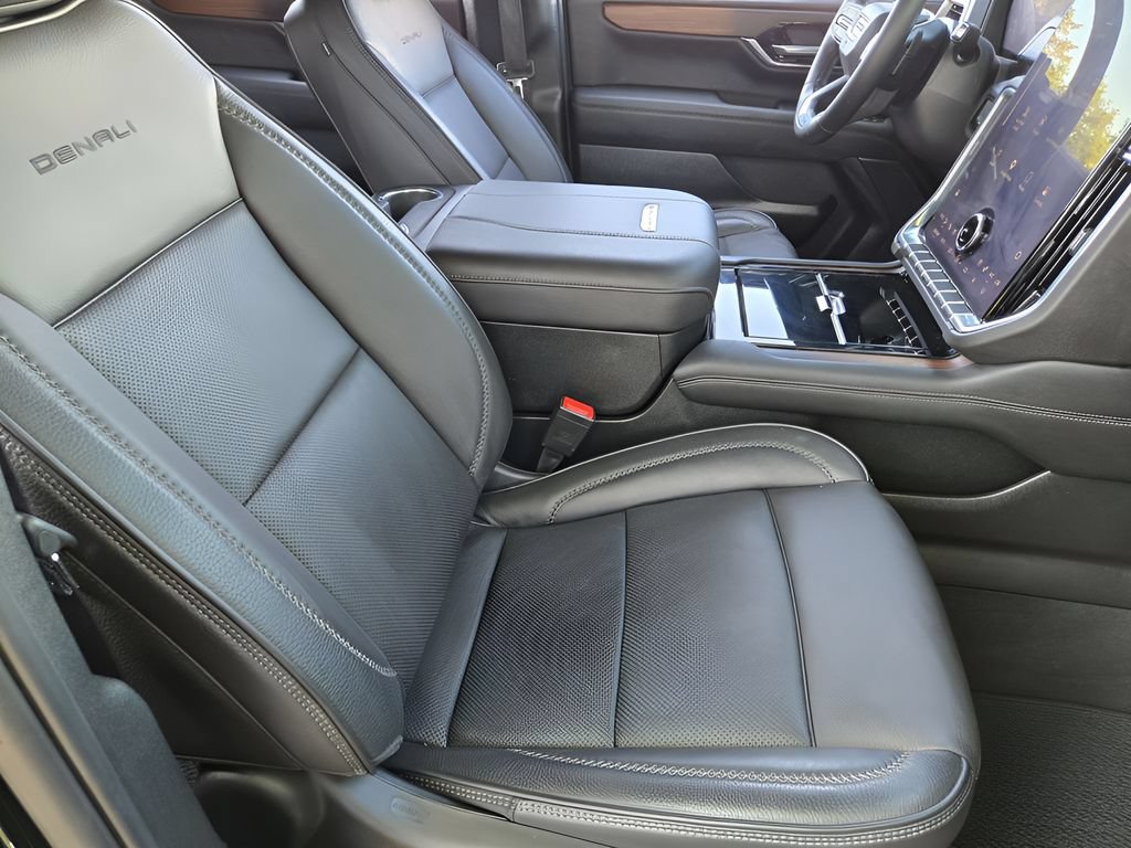 Used 2025 GMC Yukon Denali AWD/4WD image 13