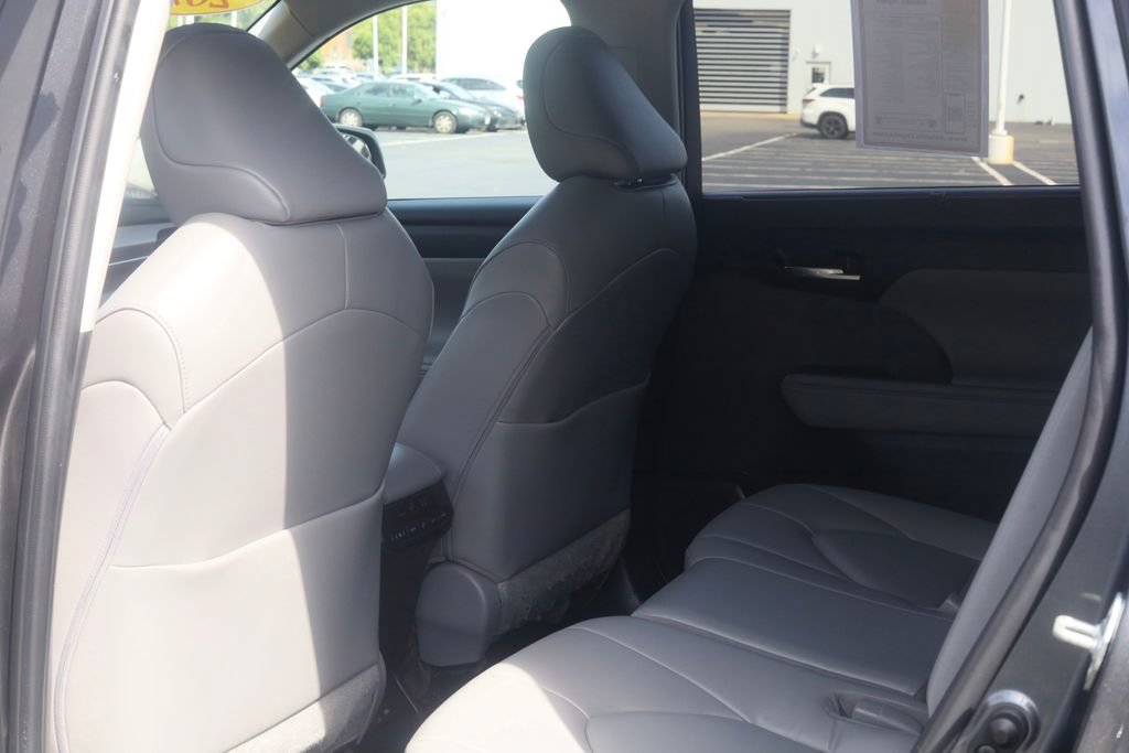 Used 2023 Toyota Highlander XLE AWD/4WD image 36