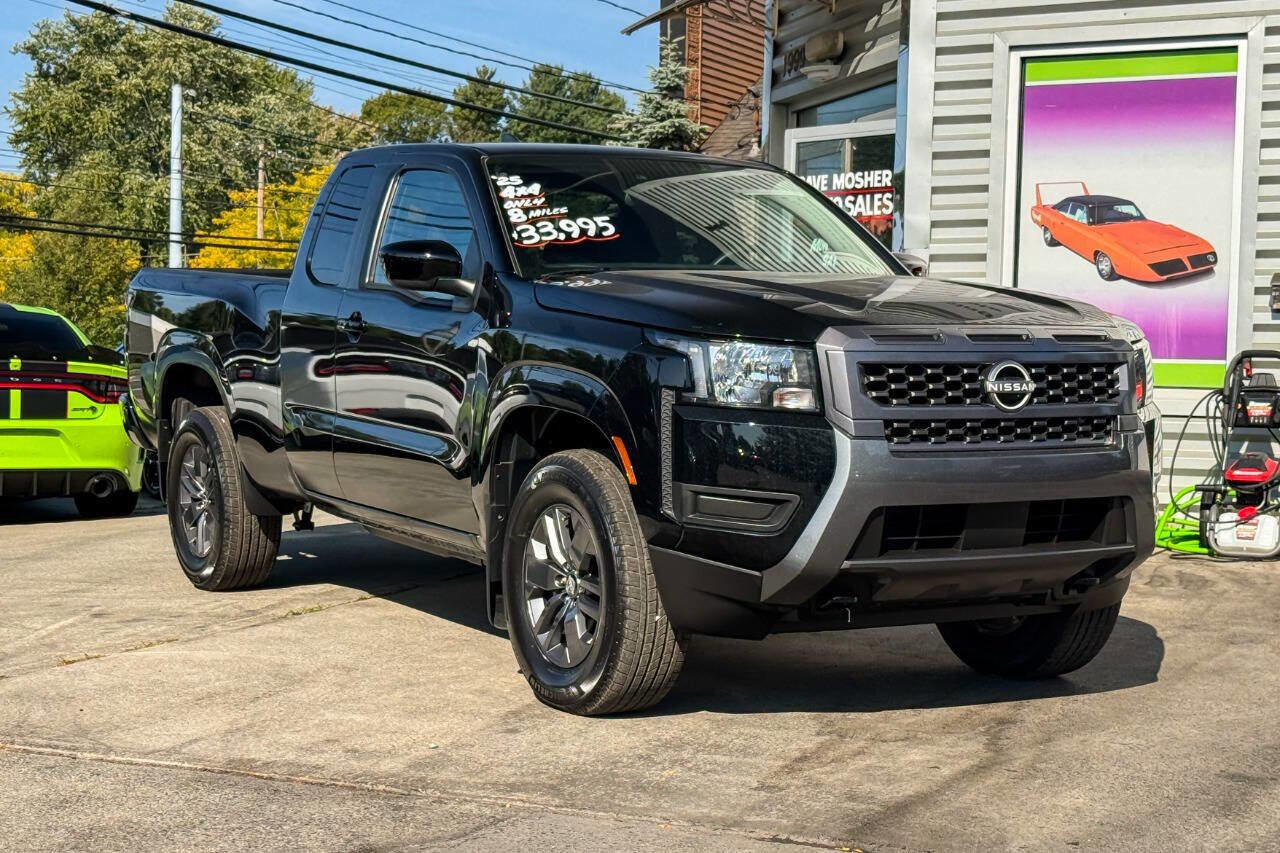 Used 2025 Nissan Frontier SV image 1