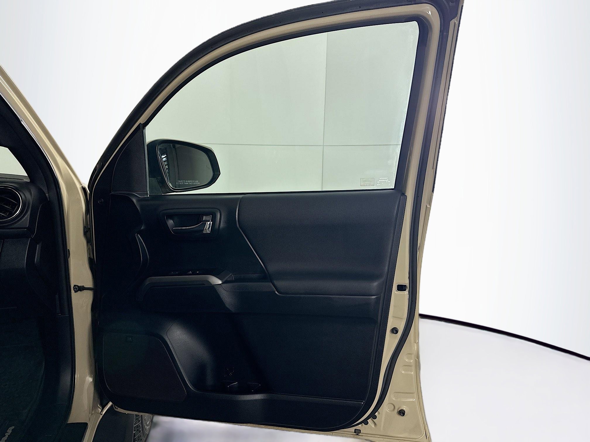 Used 2016 Toyota Tacoma TRD Off-Road image 32