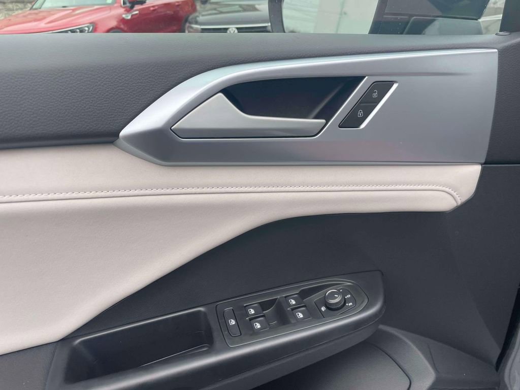 New 2026 Volkswagen Taos SE image 16
