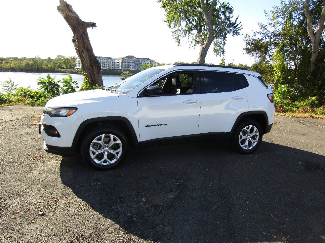 Used 2024 Jeep Compass Latitude AWD/4WD image 3