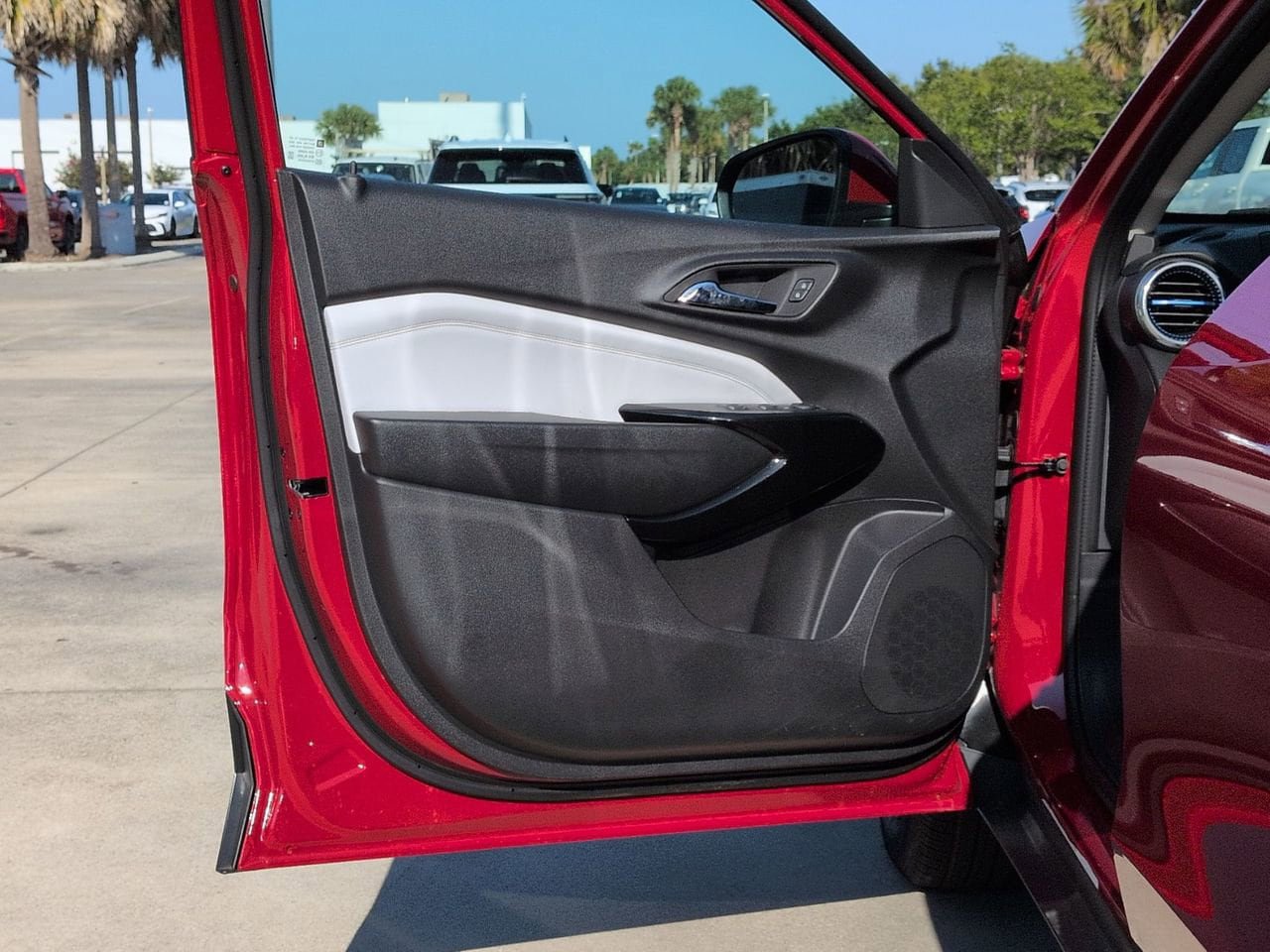 Used 2026 Chevrolet Trax LT w/ LT Convenience Package FWD image 8
