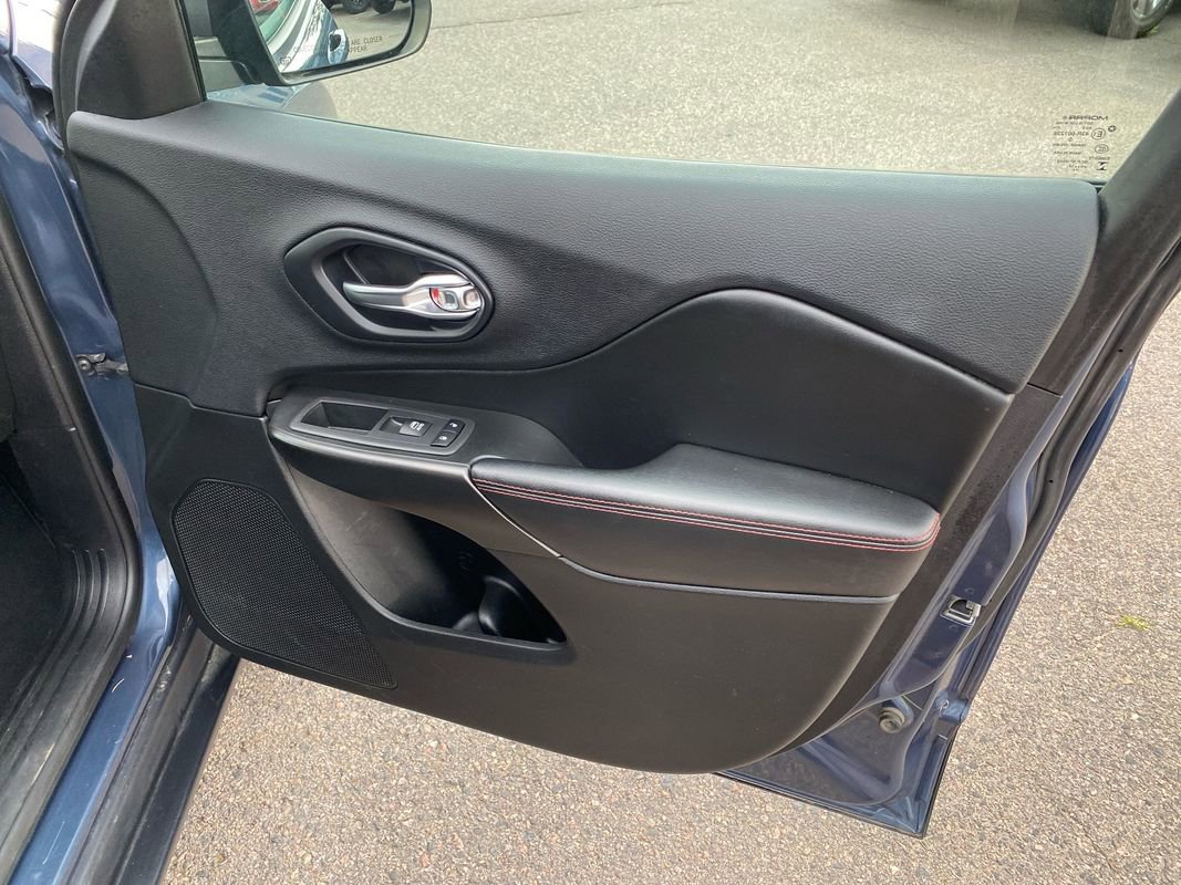 Used 2019 Jeep Cherokee Trailhawk w/ Cold Weather Group AWD/4WD image 32