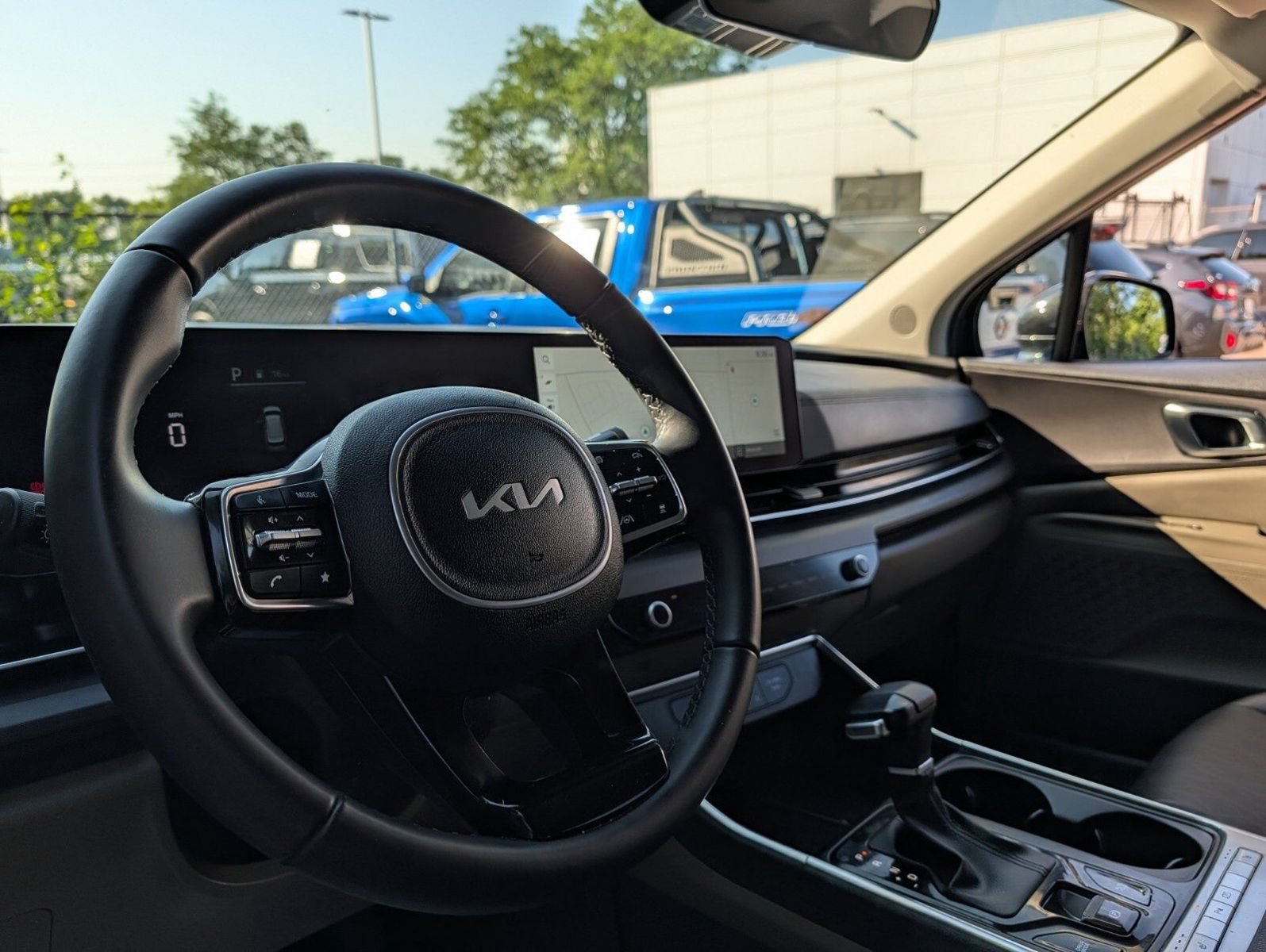 Used 2025 Kia Carnival EX FWD image 26