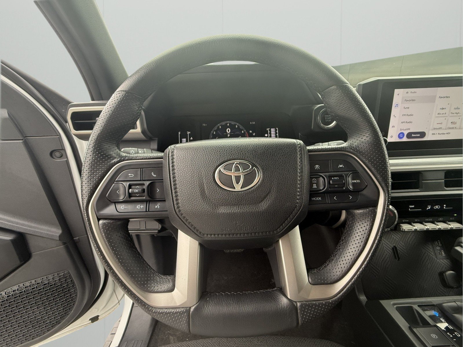 Used 2025 Toyota 4Runner SR5 AWD/4WD image 19
