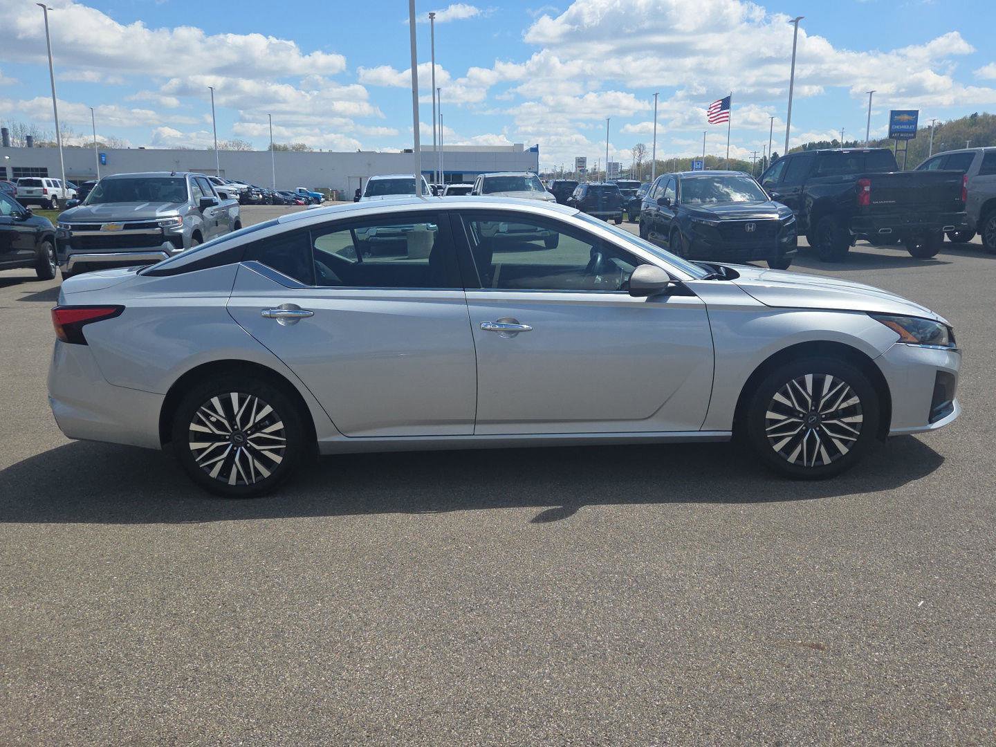 Used 2024 Nissan Altima 2.5 SV AWD/4WD image 9