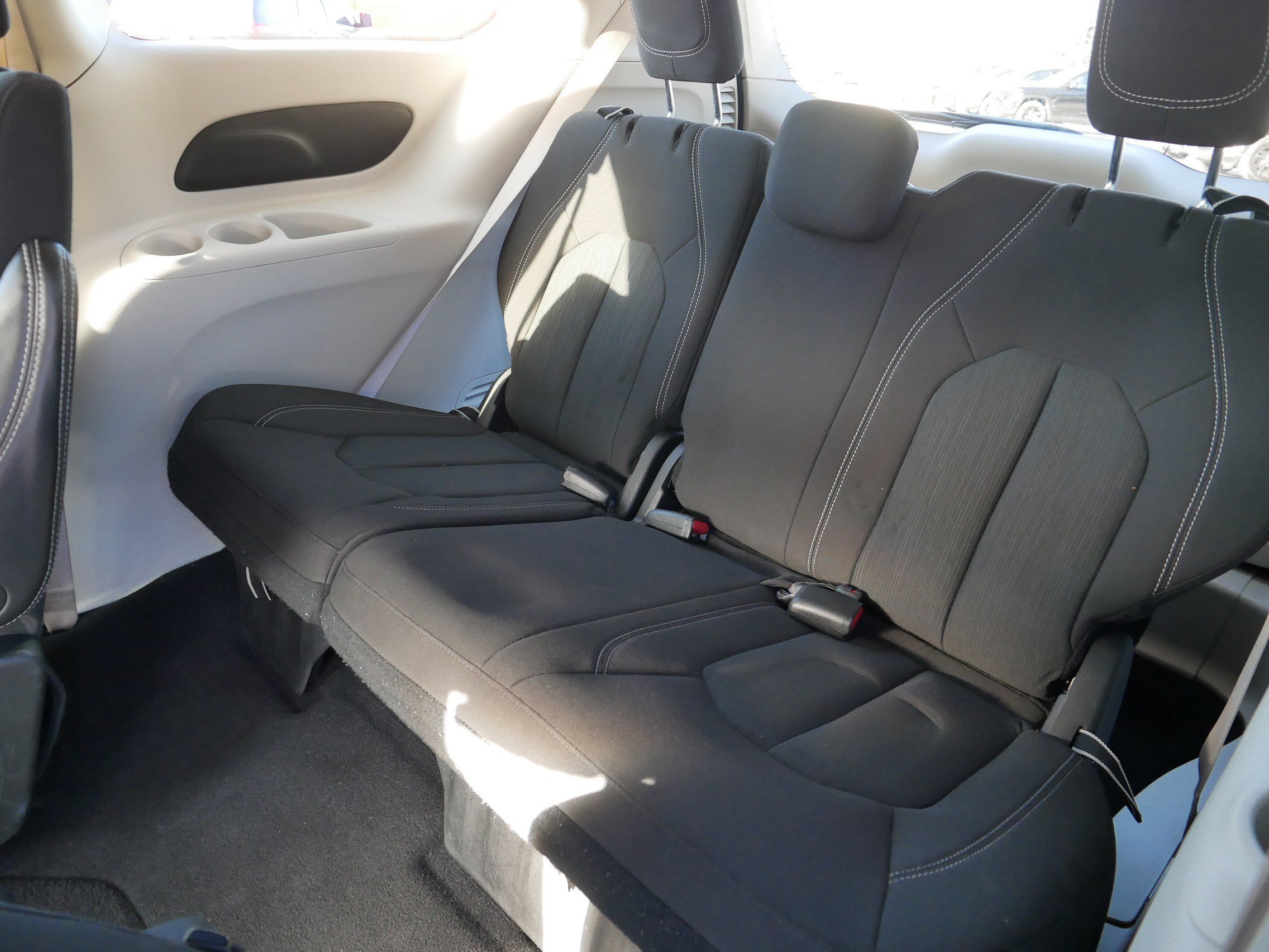 Used 2022 Chrysler Voyager LX image 35