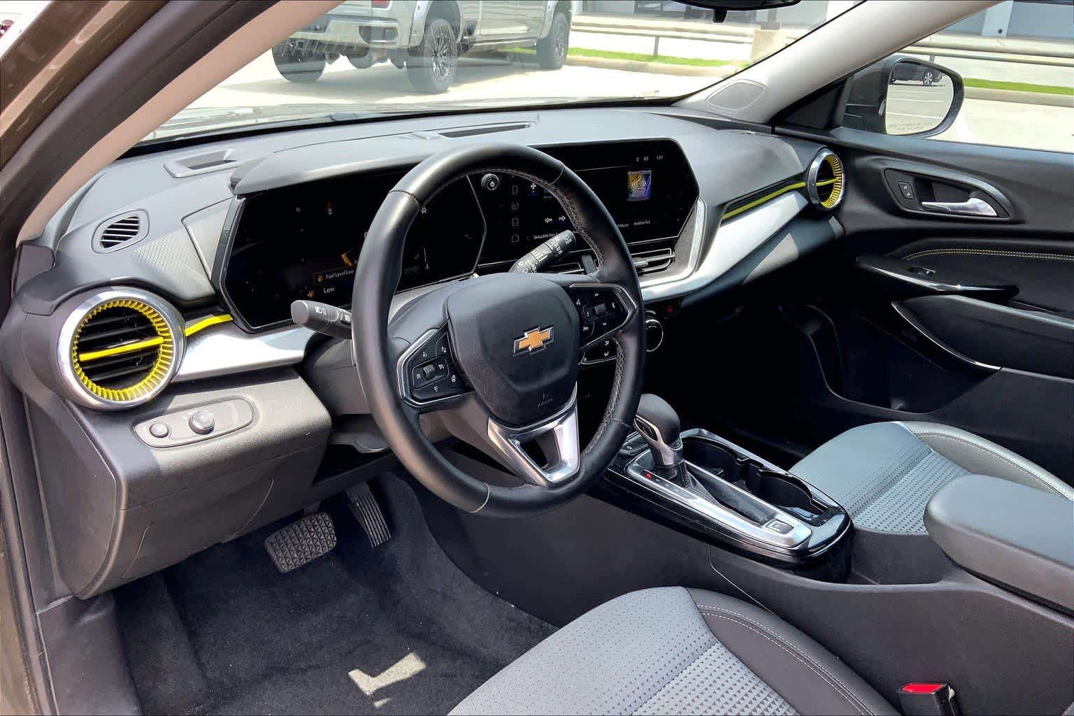 Used 2024 Chevrolet Trax LT w/ Sunroof Package FWD image 18